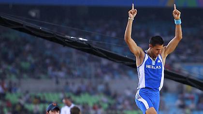 Και όλο πετάει, πετάει…