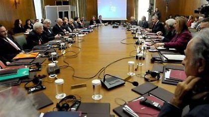 Στη Βουλή τη Δευτέρα νομοσχέδιο για το «κούρεμα» στις συντάξεις