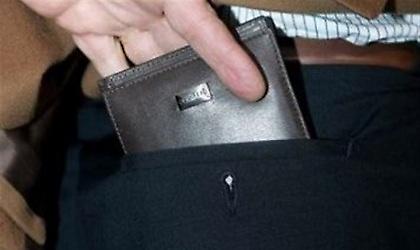 Ανήλικος πορτοφολάς χτύπησε σε ζαχαροπλαστείο