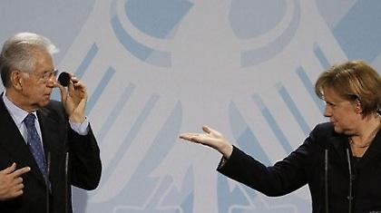 Ο Μόντι πήρε το όπλο του και σημαδεύει τη Μέρκελ