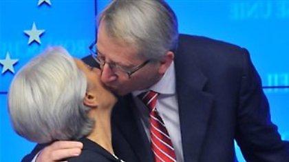 Σφράγισαν την «ελληνική» συμφωνία με ένα φιλί!