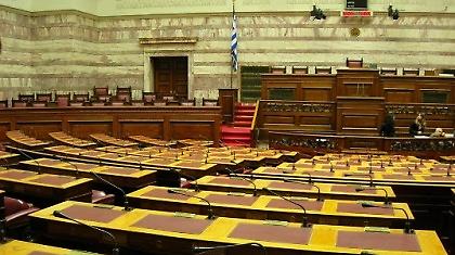 Παντού λιγότερα κονδύλια, εκτός από τις... δαπάνες για τόκους!