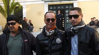 «Ο λαός απαιτεί να πάει ένας πο*στης φυλακή», κι αυτοί μάντρωσαν το Λάκη