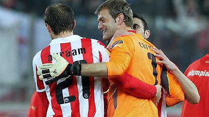 Μας «κλέβει» βαθμούς, αλλά τουλάχιστον «συστήνει» Αβραάμ και Κάρολ