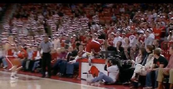 Στην αγκαλιά του τηλεσχολιαστή (video)