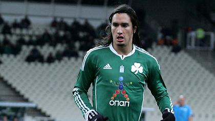 Τρεις μέσα κι ένας… μπαίνει