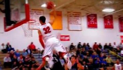 Πέρασε από πάνω του και κάρφωσε (Video)