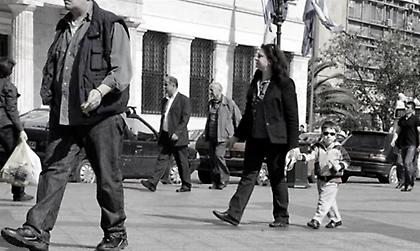 Πτωχαίνουμε για να μην πτωχεύσουμε...