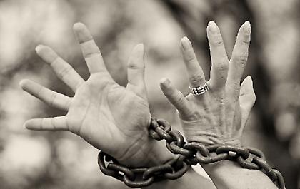 Αν έχεις να χάσεις μόνο τις αλυσίδες σου, συγκρούεσαι με ό,τι σε δυναστεύει