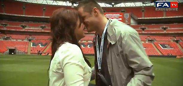 Πρόταση γάμου από γυναίκα στο κέντρο του Γουέμπλεϊ (video)