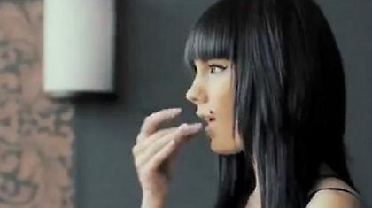 Το μοντέλο, τα καρύδια και η πιο τρελή διαφήμιση (video)