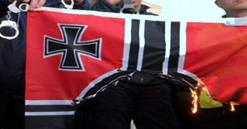 Για τον ηλίθιο συνδικαλιστή αστυνομικό που έκαψε τη ναζιστική σημαία