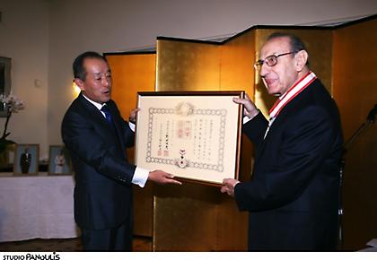 To παράσημο του Ανατέλλοντος Ηλίου στο Βασίλη Θεοχαράκη