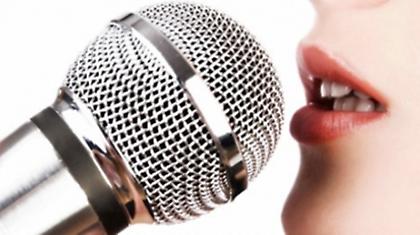 Στέλνει τη γυναίκα του και διαβάζει δικές του ομιλίες!