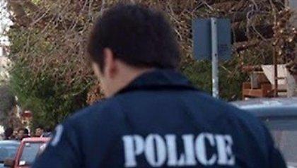 Αστυνομικός κυκλοφορούσε με παράνομα πιστόλια