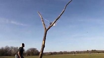 Έβαλαν καλάθι με τη μεγαλύτερη σφεντόνα του κόσμου (video)