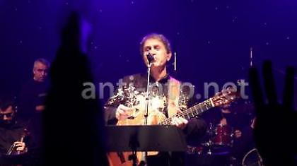 Πέταξαν γιαούρτια στον Νταλάρα! (video)