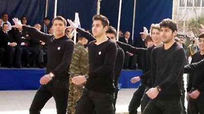 Με γιαούρτια στο Νταλάρα και μούτζες στην παρέλαση θα μεγαλουργήσουμε ξανά!