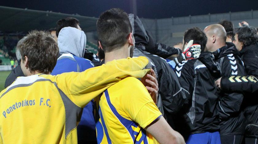 Ο κόσμος δίπλα του…