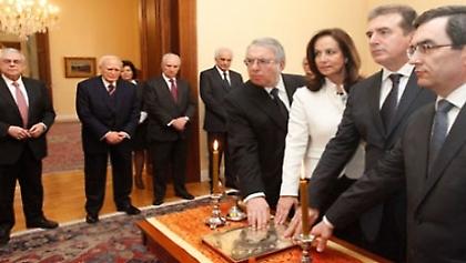 Ο Κούβελος αρρώστησε, ο Χρυσοχοϊδης δεν διαβάζει και οι εκλογές… βρωμάνε!