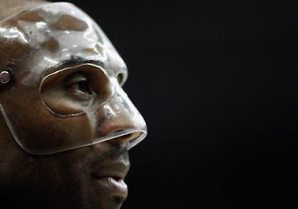 Ο Κόμπε και η μάσκα του…