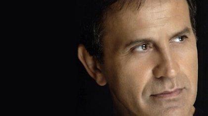 Μετά τα γιαούρτια... επίθεση με νεράτζια στον Νταλάρα