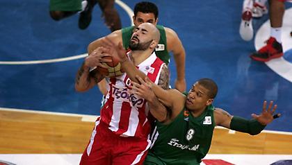 Ενα τρίποντο άλλαξε τη ροή του τελικού...