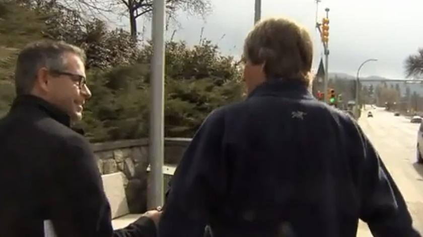 Δημοσιογράφος τρακάρει με κολώνα (video)