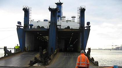 Πυρκαγιά σε φορτηγό - πλοίο στον Πειραιά!