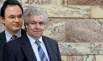 Σφυροκόπημα για τους χειρισμούς Παπακωνσταντίνου