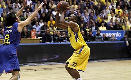 Νικά και μισή η Μακάμπι