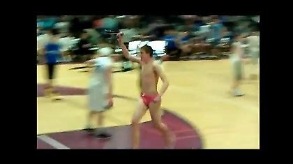 Αγόρι με ροζ μαγιό διακόπτει αγώνα μπάσκετ (video)