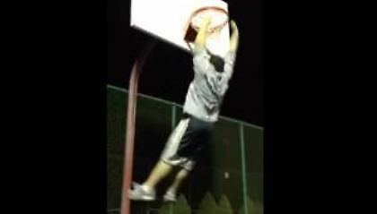 Αυτός ο τύπος δεν μπορεί να καρφώσει (Video)