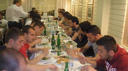 Έφαγαν και… χαλάρωσαν