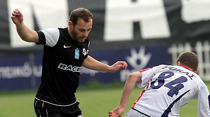 Ένας μέσα, δύο έξω