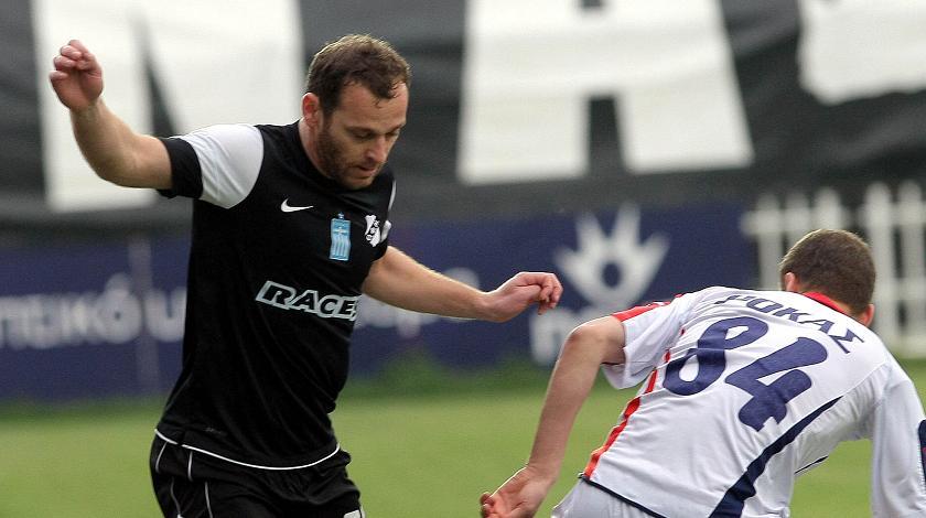 Ένας μέσα, δύο έξω