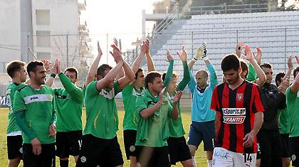Μακριά από την έδρα τους οι πρώτοι