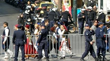 Παρέλαση; Κάγκελα παντού…