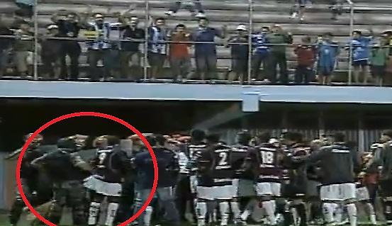 Σκύλος δάγκωσε ποδοσφαιριστή σε αγώνα (video)
