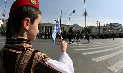 Ένα... ημίχρονο και χωρίς μηχανοκίνητα η παρέλαση στο Σύνταγμα