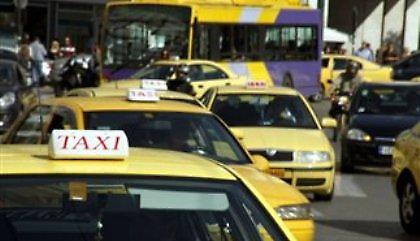 Φουντώνει ξανά ο «πόλεμος» για τα ταξί