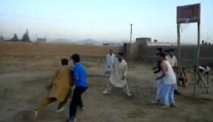 Παίζουν μπάσκετ σε… χωράφι (Video)