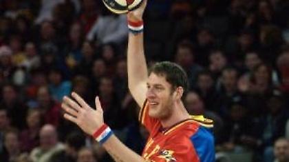 Καρφώνει χωρίς να πηδήξει!!! (Video)