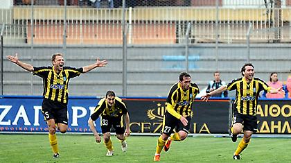 Θέλει τον κόσμο δίπλα του