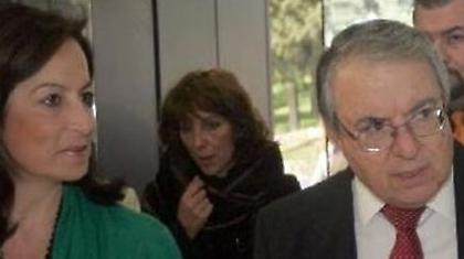 Απειλεί με παραίτηση ο Μπαμπινιώτης – Έξαλλη η Διαμαντοπoύλου