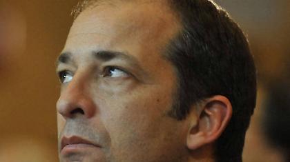 Για να ξεχρεώσουν, πρέπει πρώτα να… πουλήσουν