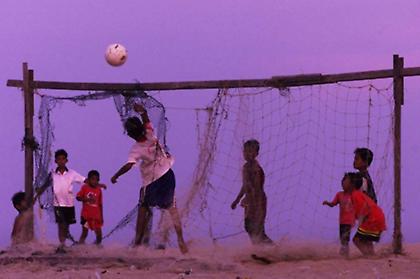 FC: Πέτα τους μια μπάλα