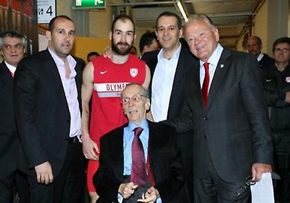 Οι συγκινητικές στιγμές στα αποδυτήρια του Ολυμπιακού (video)