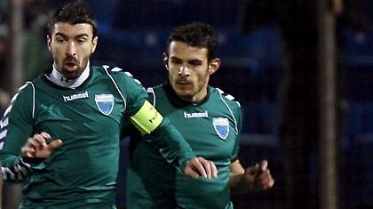 Με τρεις απουσίες