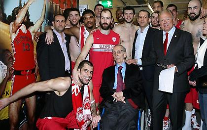 Η είσοδος των Αγγελόπουλων στα αποδυτήρια (Video)